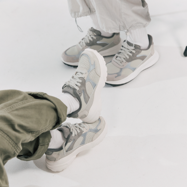 見守り機能付き！ハンズフリースニーカー「LAZY SHOES <AVENCHA> - otta MIMAMORI inside」