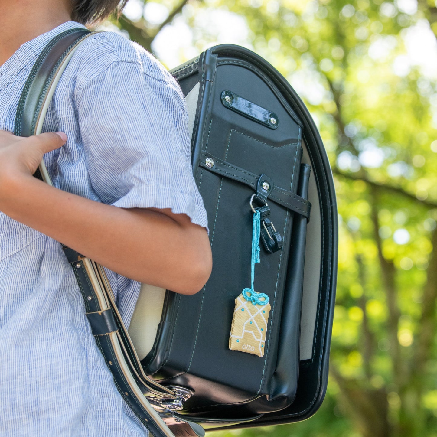 毎日の登下校の見守りに。お守り袋入り見守り端末【otta.a】