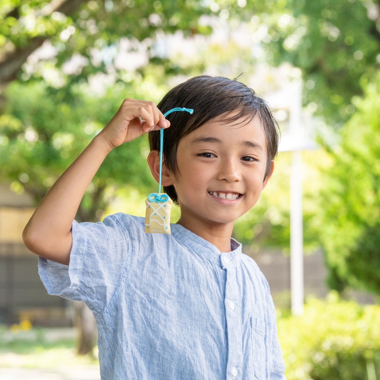 毎日の登下校の見守りに。お守り袋入り見守り端末【otta.a】