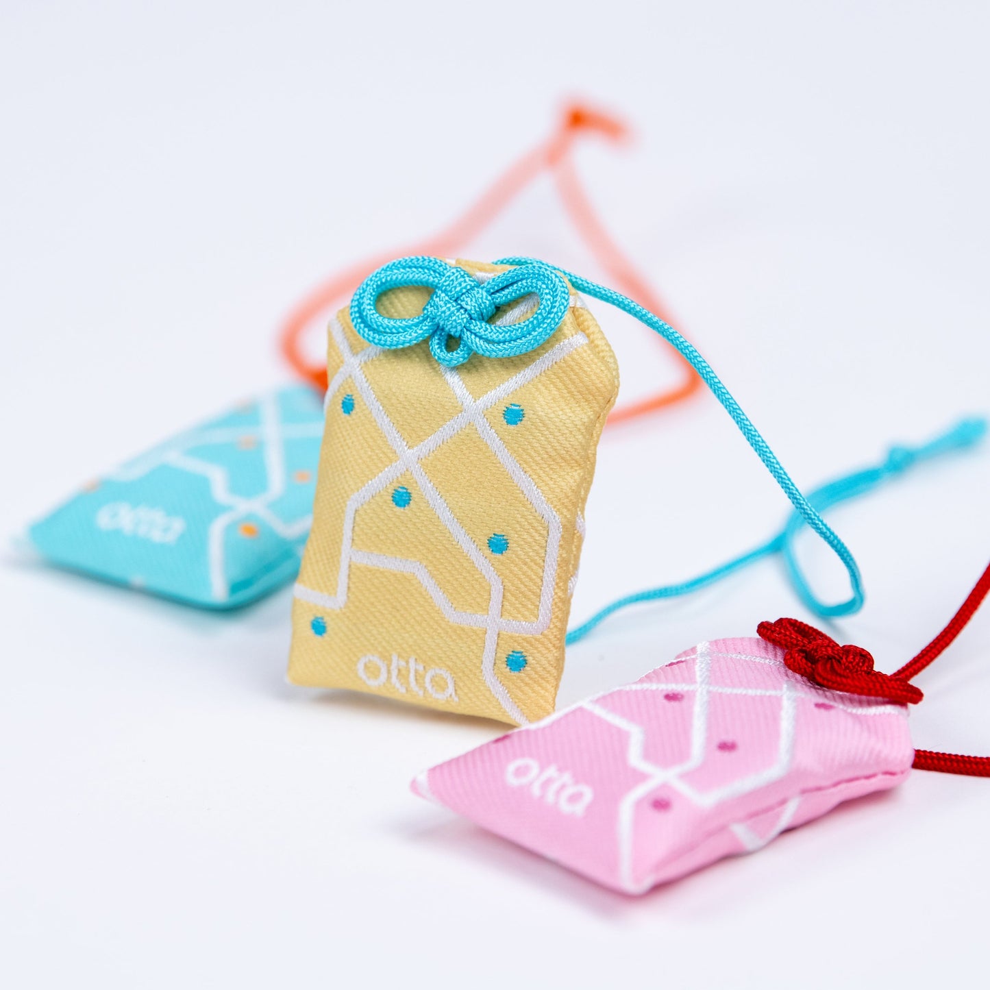 毎日の登下校の見守りに。お守り袋入り見守り端末【otta.a】